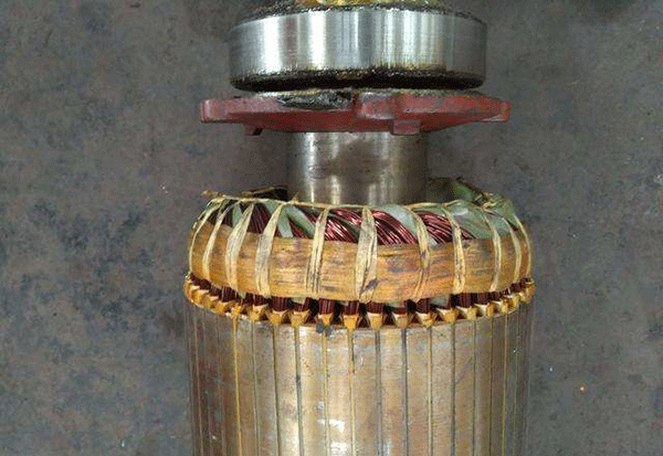 西安電機廠技術員關于高壓電機端部捆扎的重要性分析。